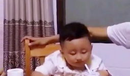 小朋友吃饭视频,宝宝吃饭视频集锦